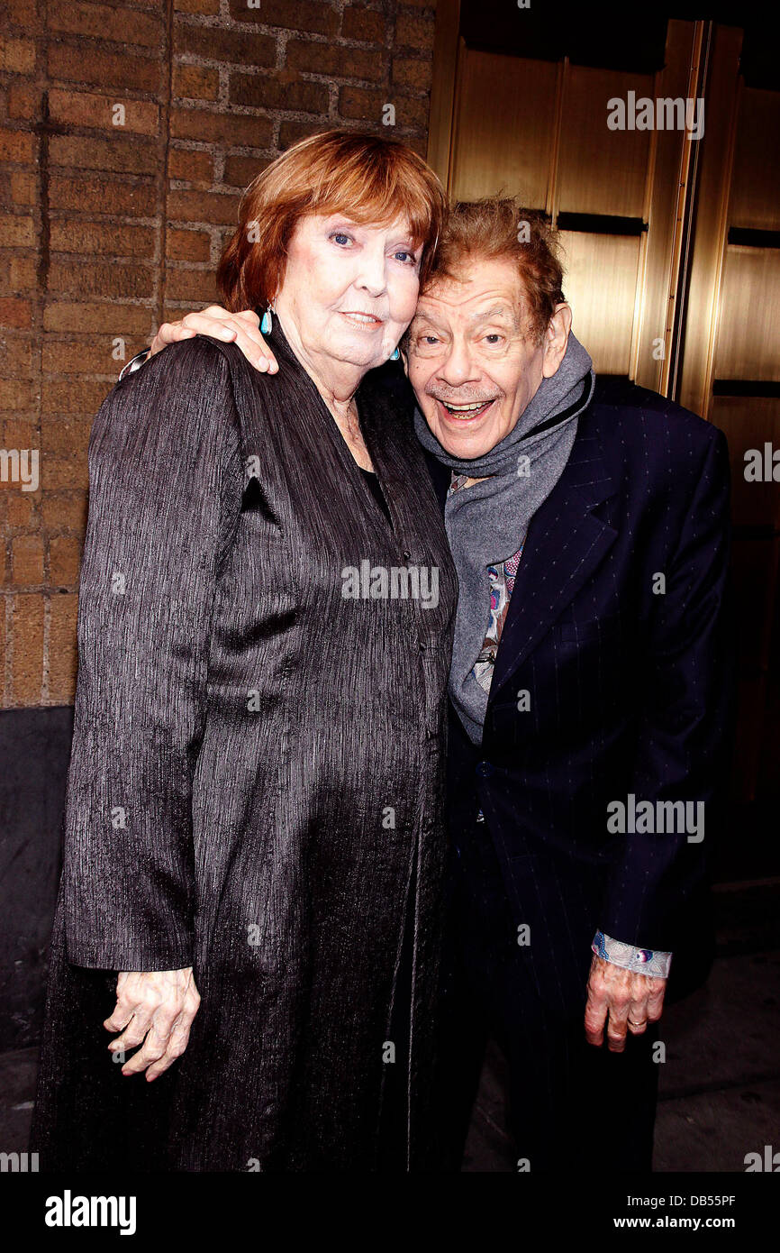 Anne Meara und Jerry Stiller Öffnung Nacht der Broadway-Produktion von "The House Of Blue Leaves" Walter Kerr Theatre, eingetroffen. New York City, USA - 25.04.11 Stockfoto