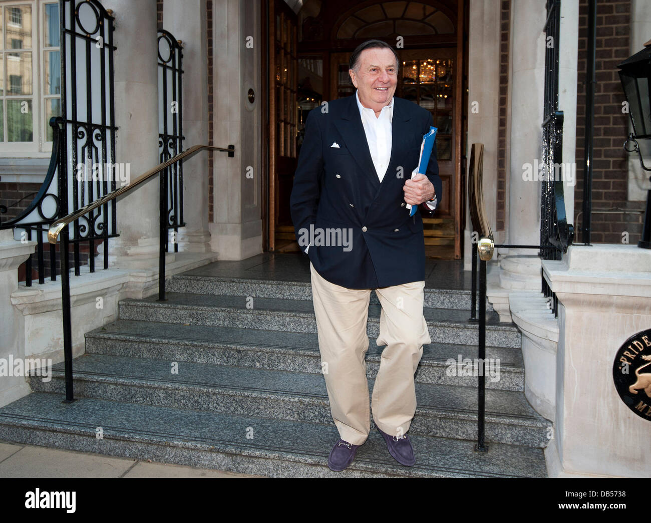 Barry Humphries verlässt das Goring Hotel in London, England - 25.04.11 Stockfoto