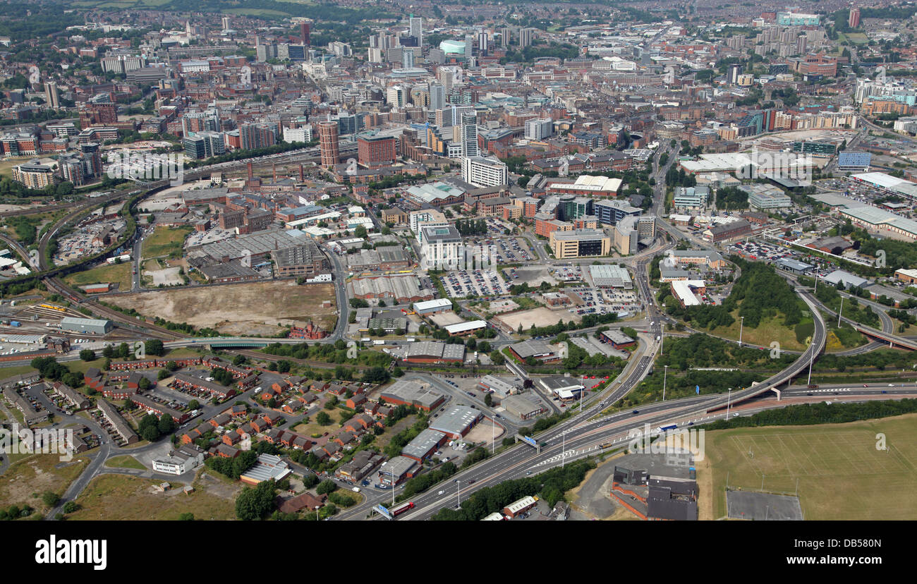 Luftaufnahme von Leeds aus dem Süden mit der M621-Autobahn führt in Stockfoto