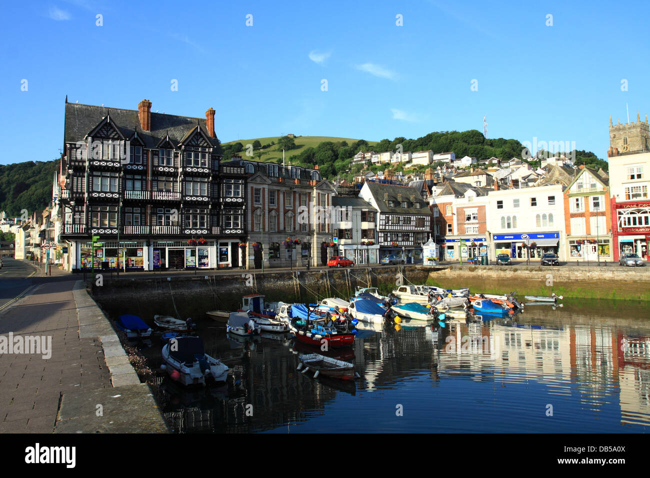 Kleine Boote im Innenhafen bei Dartmouth, Devon, England, UK. Stockfoto