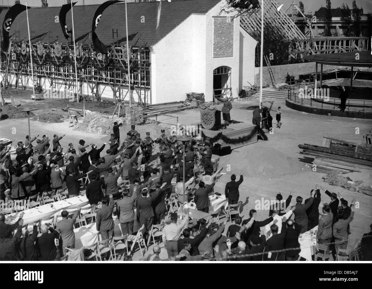 Ausstellungen, Industrie, Internationale Handwerksausstellung, Berlin, 28.5.1938 - 10.7.1938, Bau, Richtfest, Leiter des deutschen Handwerks Paul Waltr et the Rednerpult, 14.5.1938, Nazi-Deutschland, Drittes Reich, Hitlergrüße, Gruß, Gesang, Nationalanthm, Fest, 20. Jahrhundert, historisch, historisch, Menschen, 1930er Jahre, Zusatzrechte-Clearences-nicht vorhanden Stockfoto