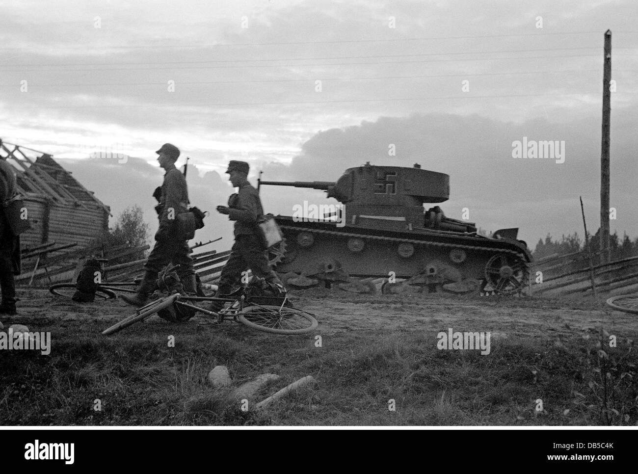 Ereignisse, Zweiter Weltkrieg, Finnland, Karelien, Finnische Soldaten mit gefangenem sowjetischen Panzer T-26 Vormarsch, wahrscheinlich 1941, Fahrrad, Fahrräder, 20. Jahrhundert, historisch, Militär, Finnisches Staatswappen, Hakenkreuze, Dorf, Uniformen, Uniform, T26, T 26, Fortsetzung Krieg 1941 - 1944, 1940er Jahre, Menschen, Zusatzrechte-Clearences-nicht vorhanden Stockfoto