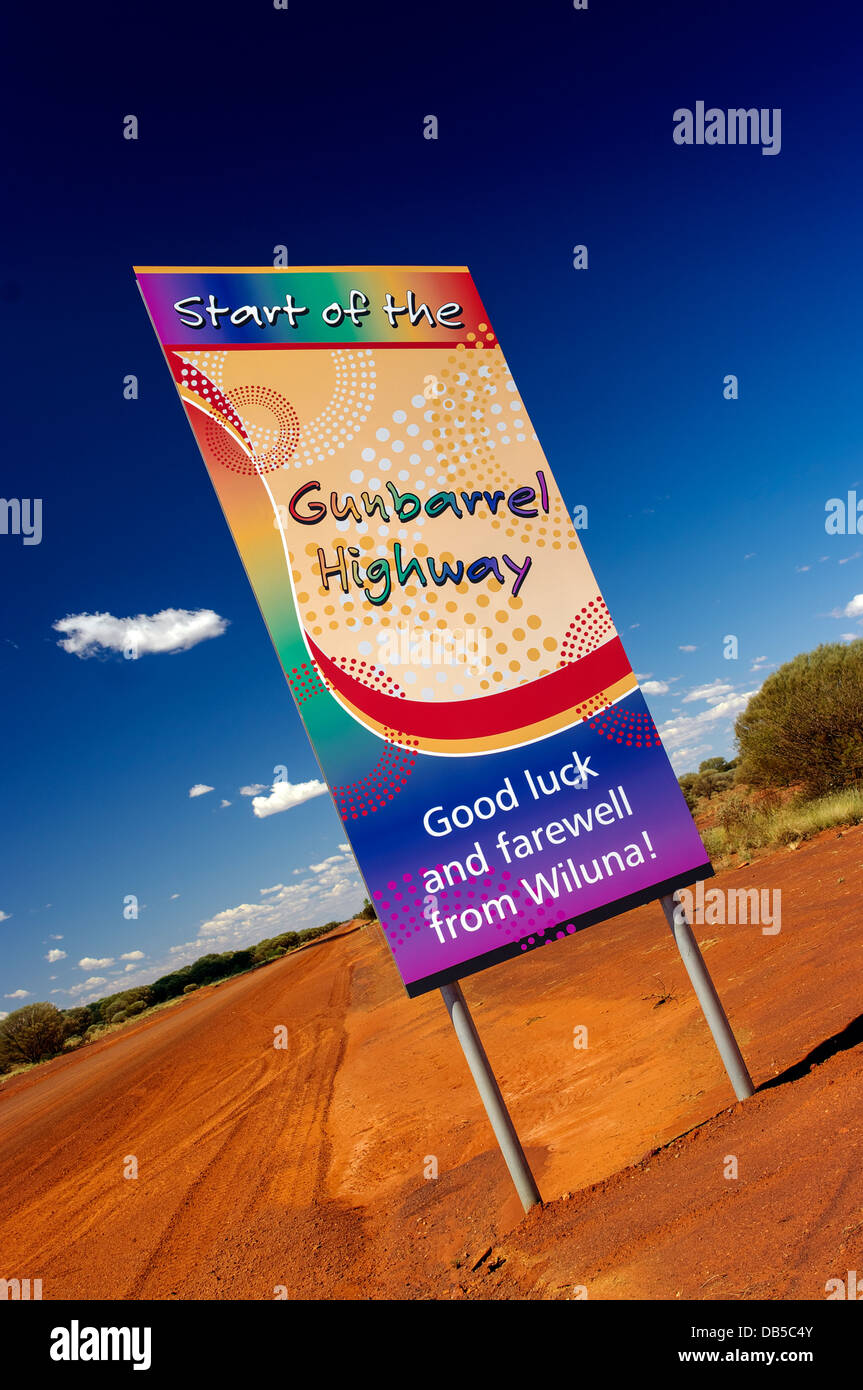 Die Gunbarrel Highway beginnt bei Wiluna in Mitte-West-Australien und läuft zum Uluru (Ayers Rock) im Northern Territory. Stockfoto