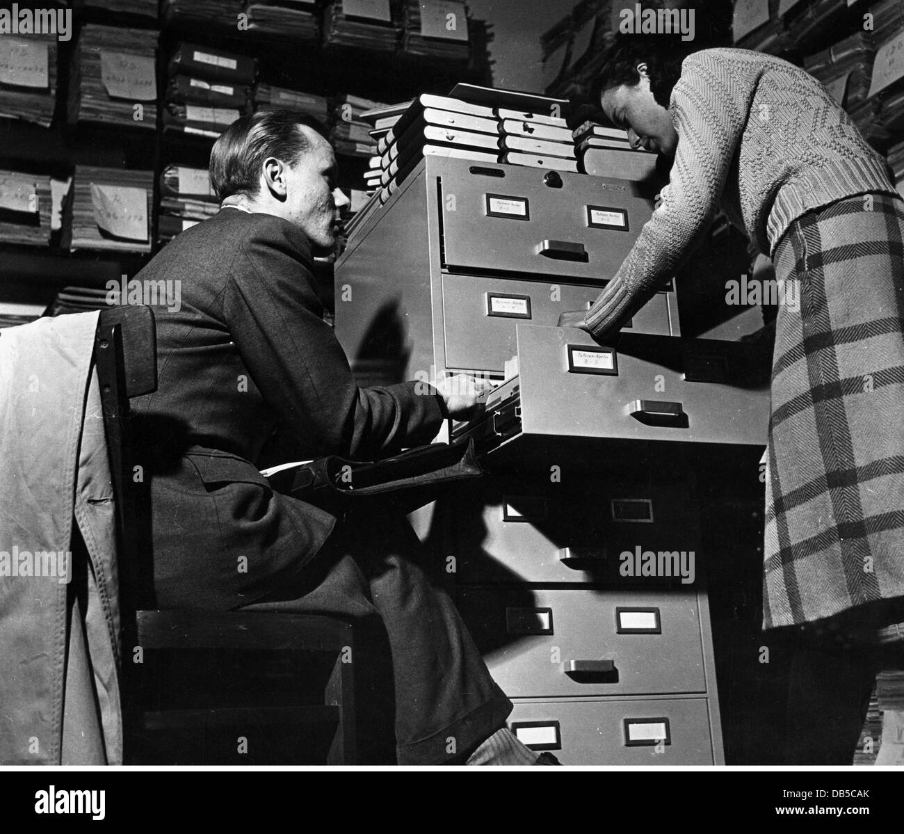 Wissenschaft, Geschichte, Institut für Zeitgeschichte, München, Mitarbeiter eines Karteikartenkabinetts, um 1950, Zusatzrechte-Clearences-nicht vorhanden Stockfoto