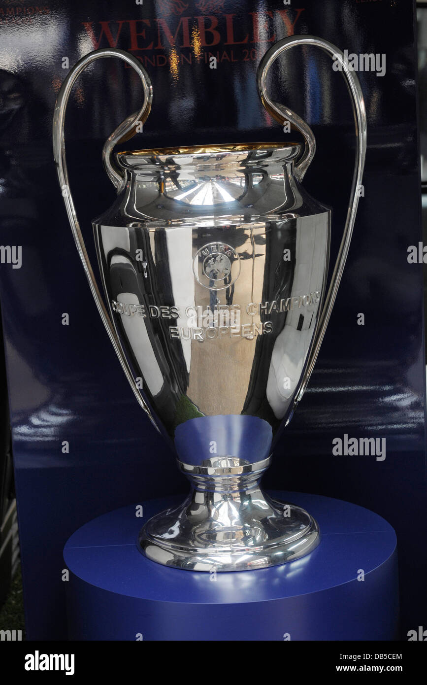 Die Champions-League-Trophy auf Spitafields Market angezeigt. Das Finale der Champions League im Wembley-Stadion in diesem Jahr gespielt werden. London, England-28.04.11 Stockfoto