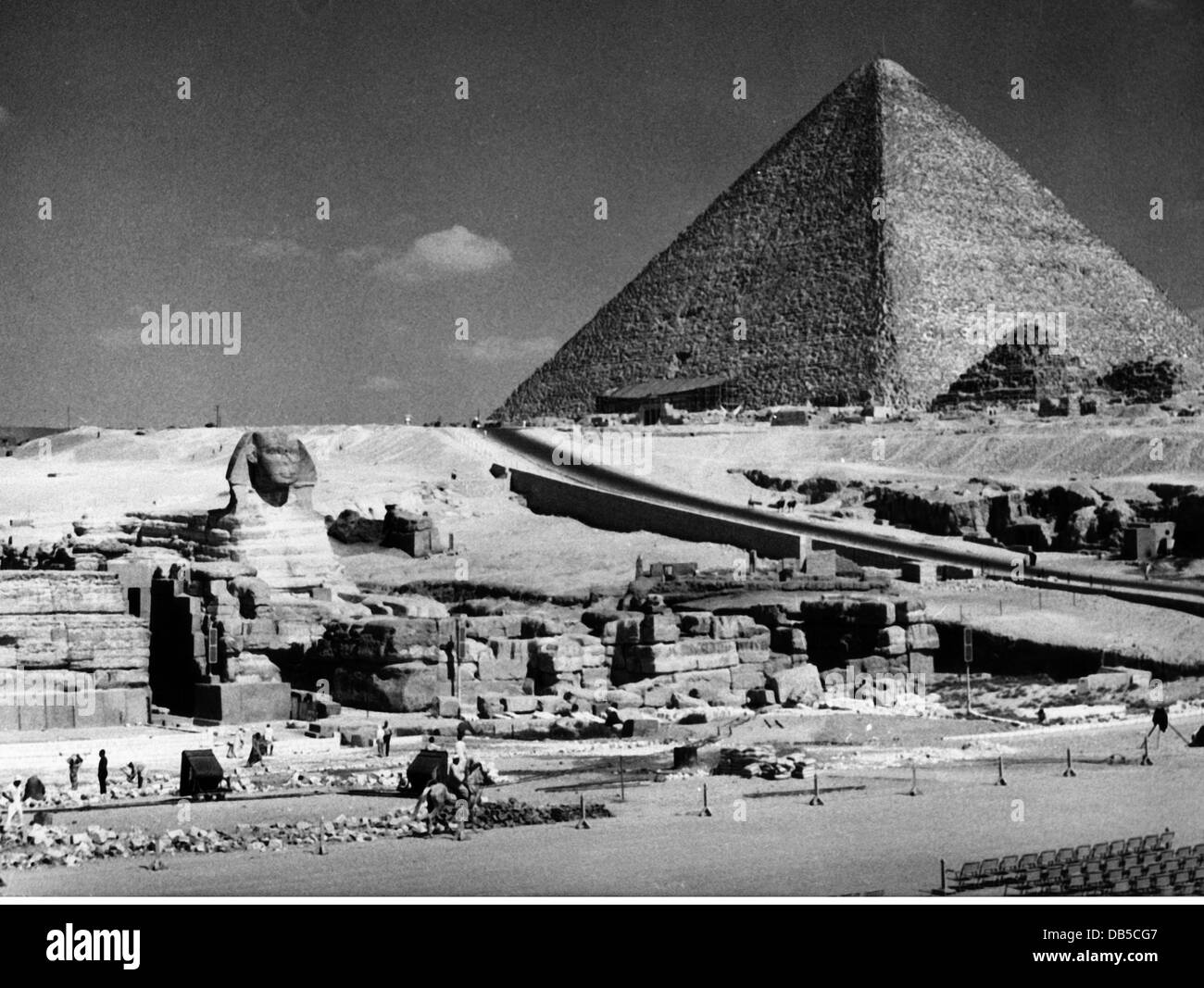 Geographie / Reisen, Ägypten, Gizeh, große Sphinx, ca. 2700 - 2500 v. Chr., und die Cheops-Pyramide, Foto aufgenommen ca. 1950er Jahre, zusätzliche-Rights-Clearences-not available Stockfoto
