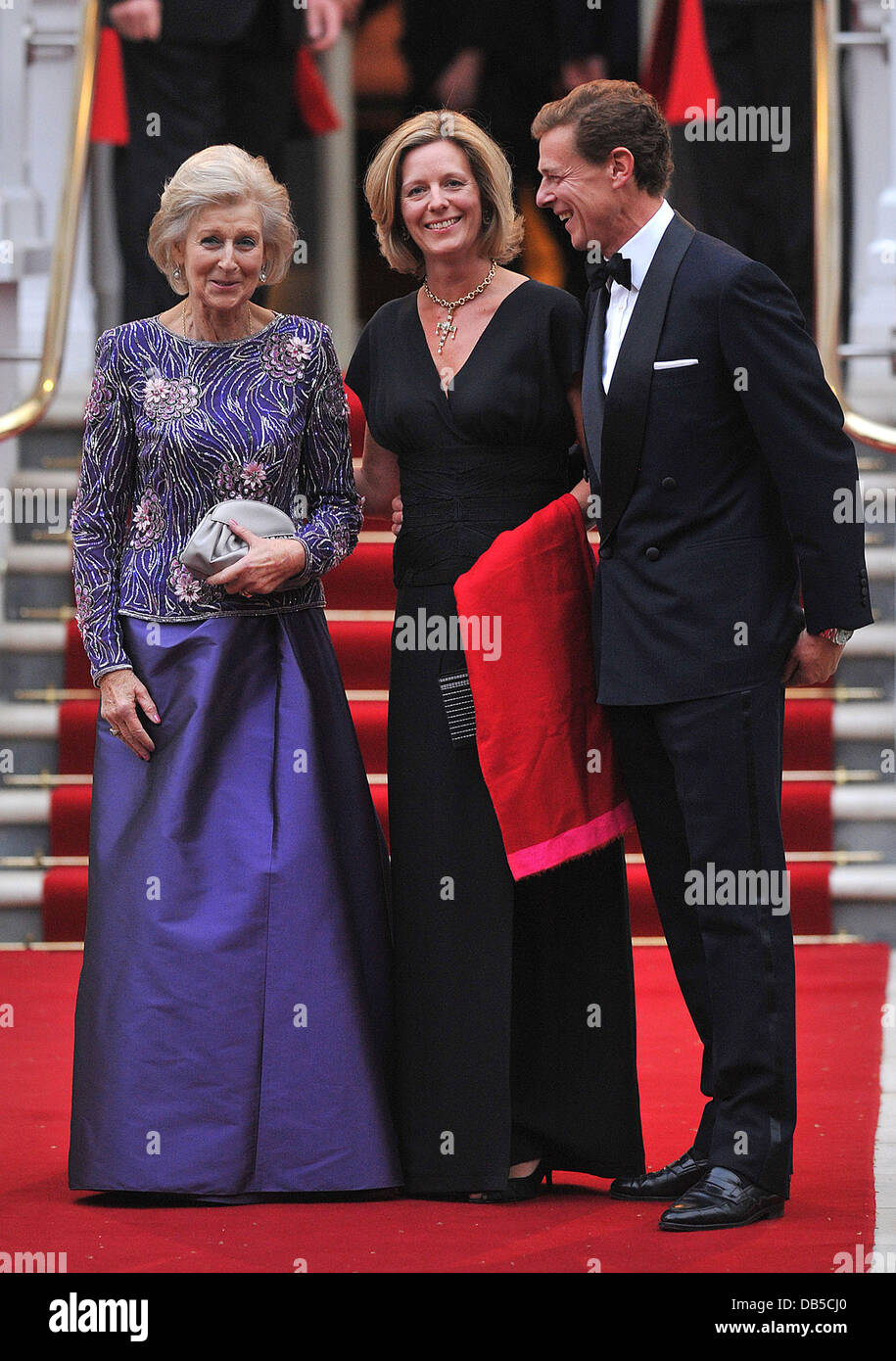 Prinzessin Alexandra (L), ihr Sohn James (R) und Schwiegertochter Julia Ogilvy (C) Royal Wedding - Dinner vor der Hochzeit statt im Mandarin Oriental Hyde Park - Ankünfte. London, England - 28.04.11 Stockfoto