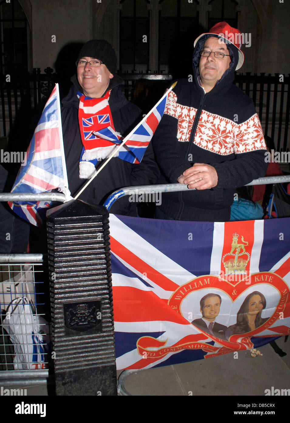Royal-Fans, die Vorbereitungen für die königliche Hochzeit von Prinz William und Kate Middleton außerhalb von Westminster Abbey London, England - 28.04.11 Stockfoto