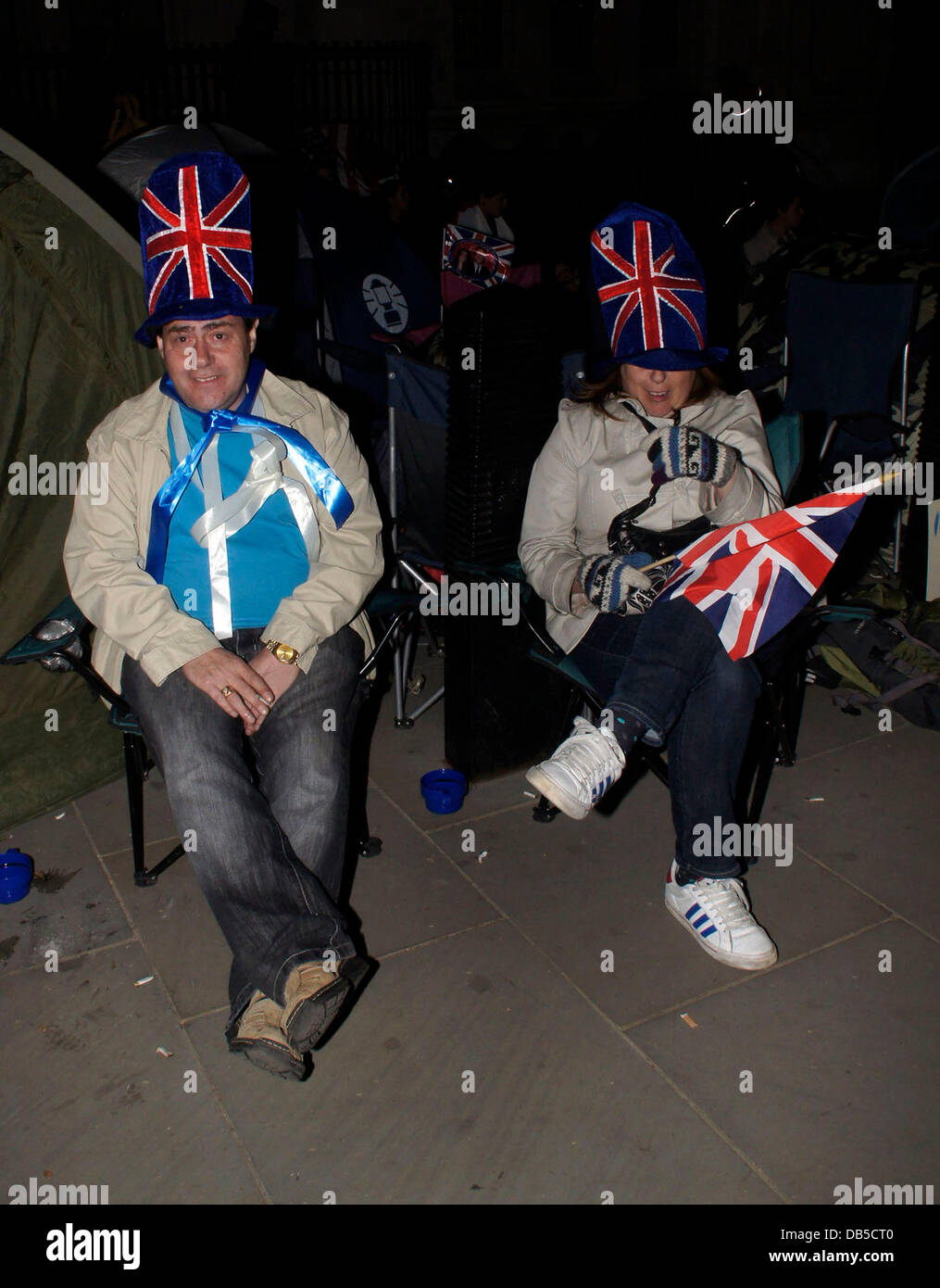 Royal-Fans, die Vorbereitungen für die königliche Hochzeit von Prinz William und Kate Middleton außerhalb von Westminster Abbey London, England - 28.04.11 Stockfoto