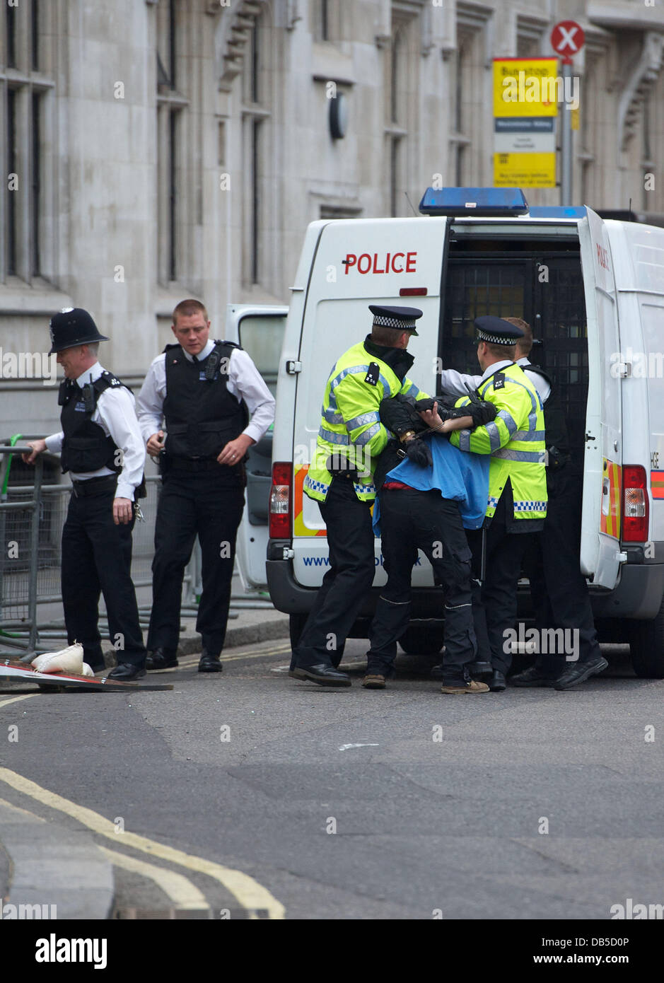 Ein Mann wird von der Polizei festgenommen, nachdem Sie versucht haben, sich auf Geländer von Westminster Abbey die Hochzeit von Prinz William und Catherine Middleton - Westminster Abbey London, England - 29.04.11 Kette Stockfoto