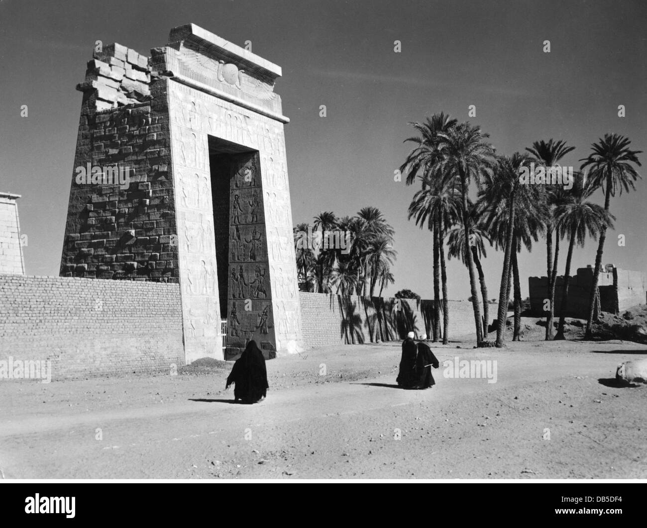 Geographie / Reisen, Ägypten, Luxor, Karnak, Gebäude, Tempel, Bezirk von Amun-Re, Tempel von Khonsu, Eingang (Tor von Ptolemäus III), Foto ca. 1950er Jahre, zusätzliche-Rechte-Clearences-nicht vorhanden Stockfoto