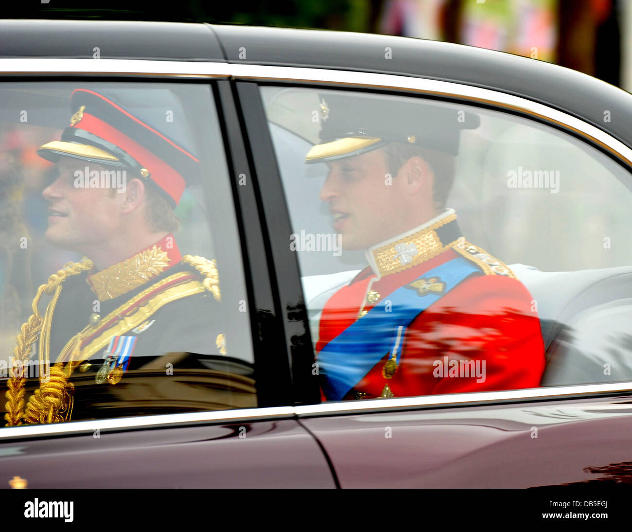 Prinz William und Prinz Harry zu gelangen, die Hochzeit von Prinz William und Catherine Middleton - The Mall London, England - 29.04.11 Stockfoto