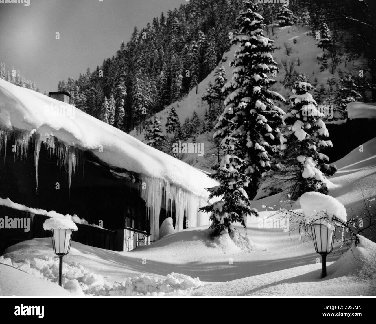 Jahreszeiten, Winter, schneebedeckte Landhaus und verschneite Bäume, ca. 1960er Jahre, zusätzliche-Rechte-Clearences-nicht verfügbar Stockfoto