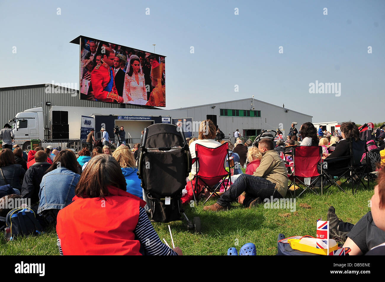 Die Hochzeit von Prinz William und Catherine Middleton - Party in der das Paar resident Stadt auf Anglesey Showground Angelsey, Wales – 29.04.11 Stockfoto