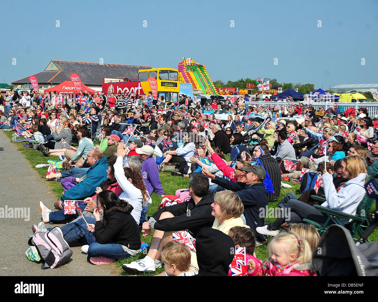 Die Hochzeit von Prinz William und Catherine Middleton - Party in der das Paar resident Stadt auf Anglesey Showground Angelsey, Wales – 29.04.11 Stockfoto