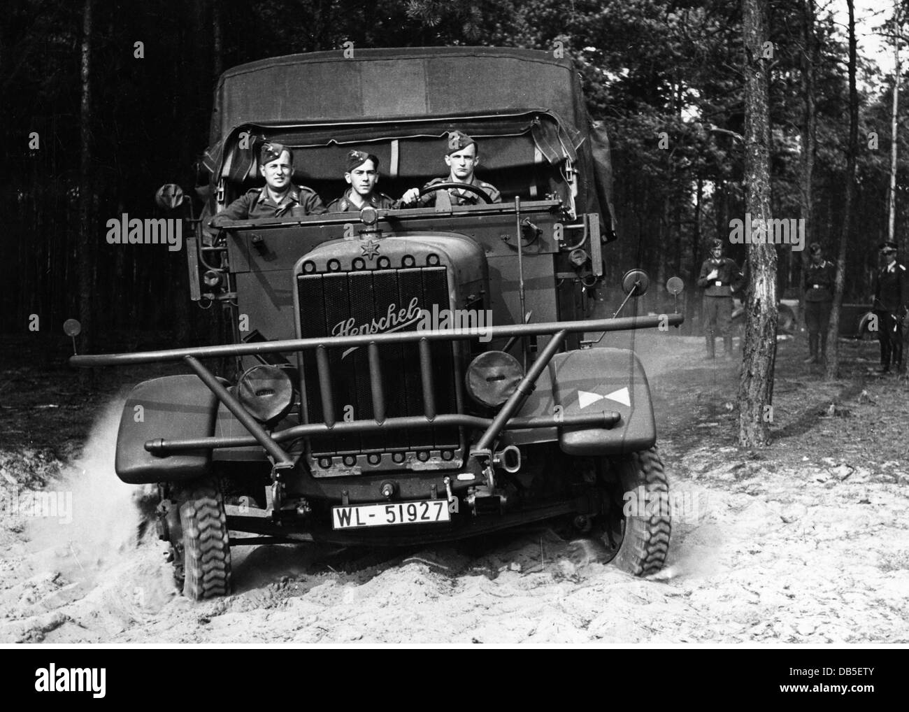 Nationalsozialismus, Militär, Wehrmacht, Luftwaffe, Soldaten der Luftwaffe signalisiert Truppen während eines Manövers mit einem Henschel-LKW, um 1940, Zusatzrechte-Freiräume-nicht vorhanden Stockfoto