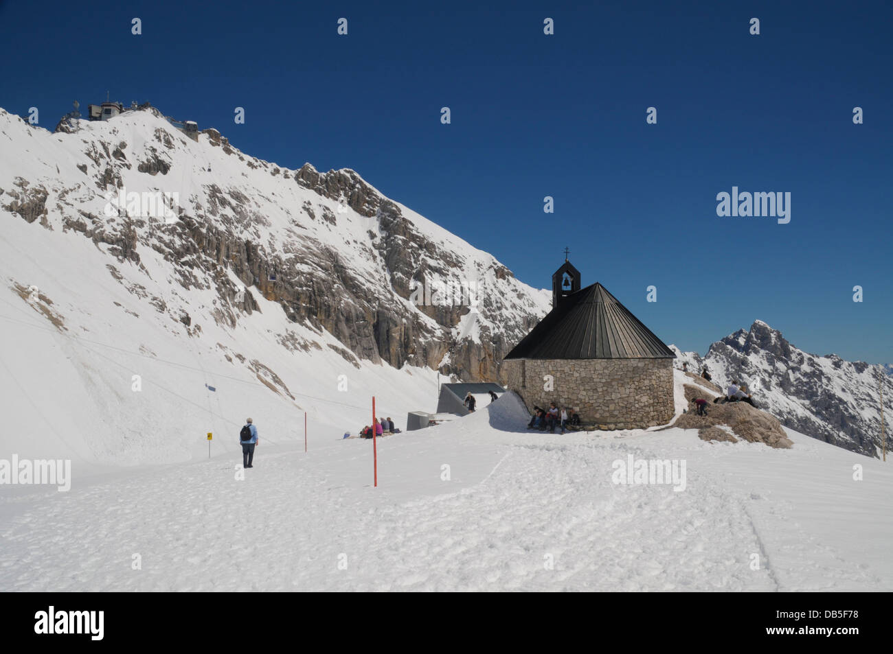 Maria Heimsuchung Kapelle auf dem Zugspitzplatt unterhalb des Gipfels der Zugspitze, Deutschlands höchstem Gipfel. Stockfoto