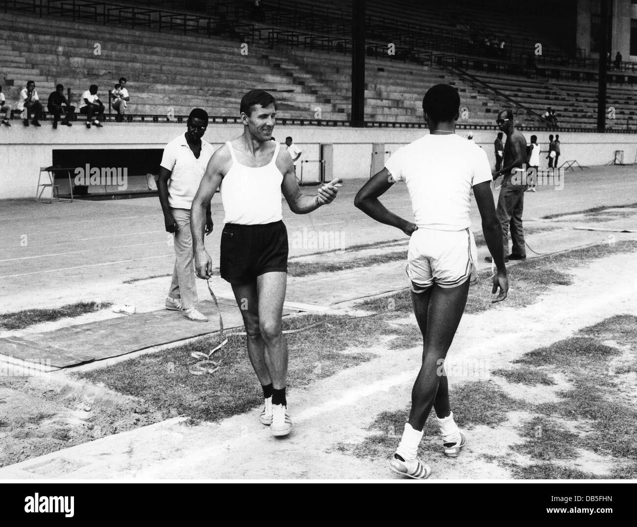 Sport, Leichtathletik, der olympische Dreispringer Dueno mit seinem russischen Trainer, Havanna, Kuba, August 1971, Zusatzrechte-Clearences-nicht verfügbar Stockfoto
