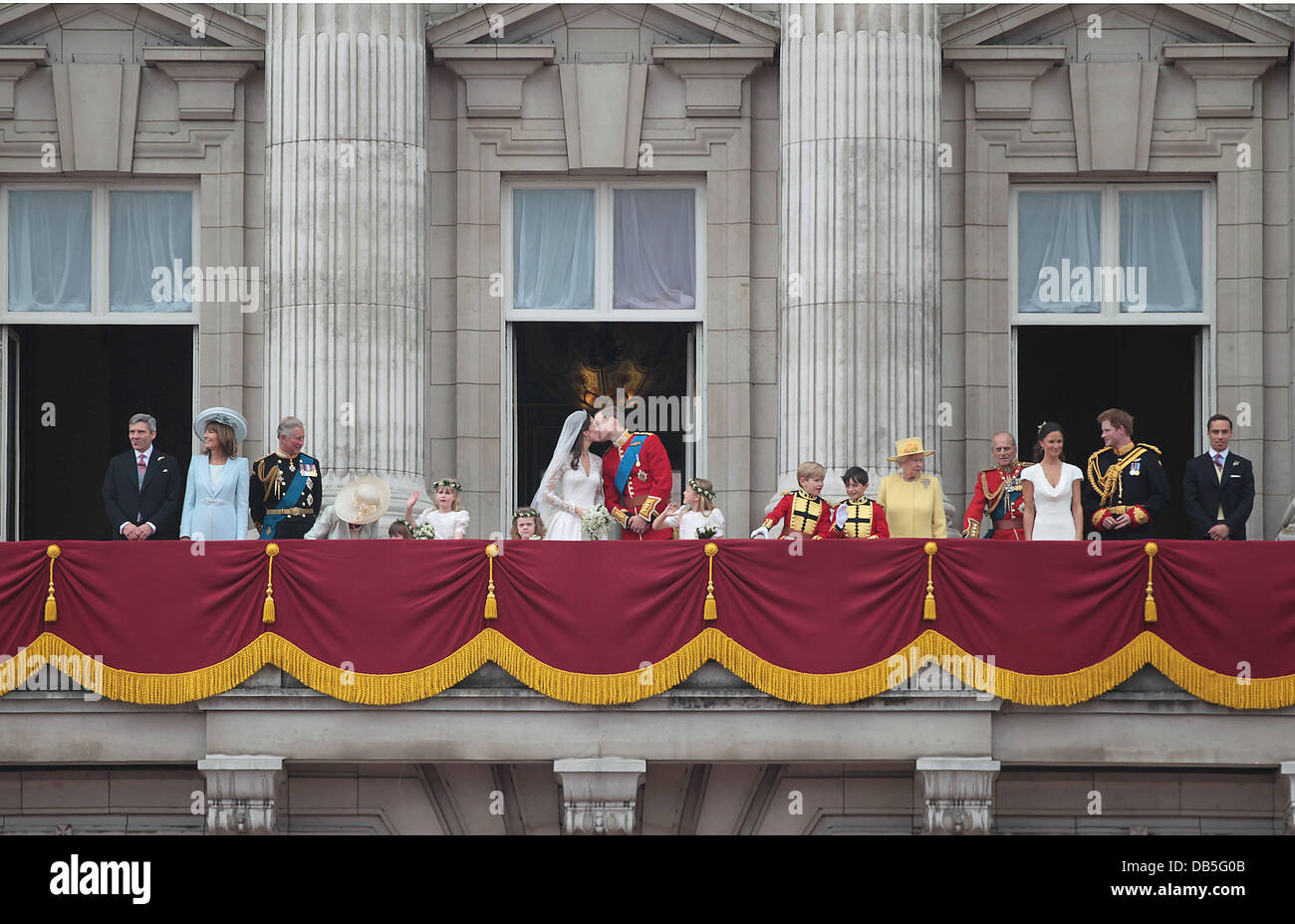 Prinz William und Catherine, Herzogin von Cambridge aka Kate Middleton Stand auf dem Balkon des Buckingham Palace (L-R) Michael Middleton, Carole Middleton, Prinz Charles, Prince Of Wales mit Eliza Lopes, Camilla, Herzogin von Cornwall, Lady Louise Windsor, Grace van Cutsem, Margarita Armstrong-Jones, Tom Pettifer, William Lowther-Pinkerton, Queen Elizabeth II, Prinz Phili Stockfoto