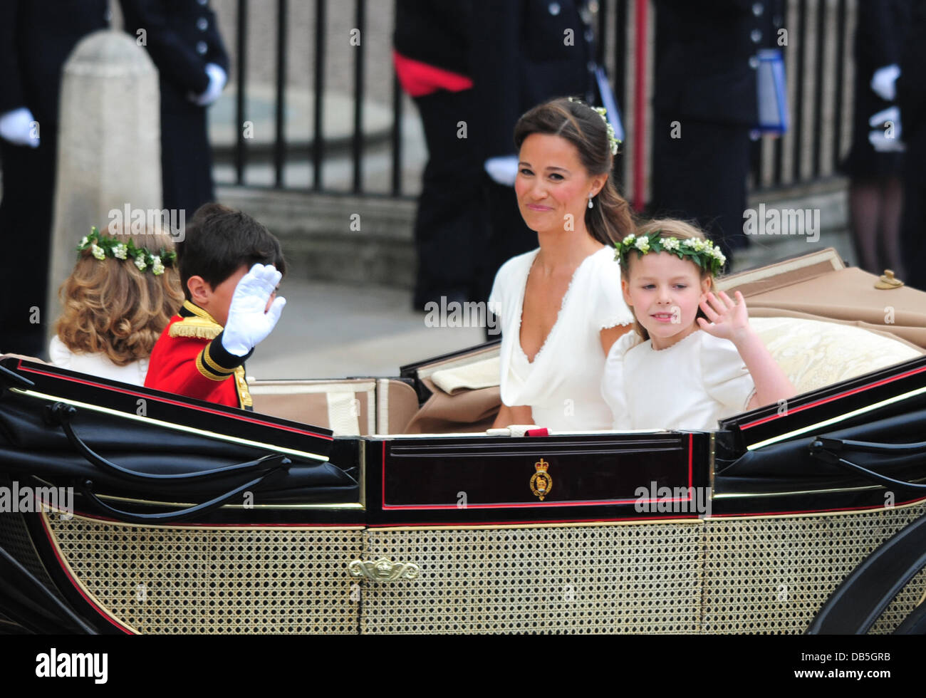 Pippa Middleton, Schwester der Braut, verlässt mit Seite-Boy William Lowther-Pinkerton und Brautjungfer Margarita Armstrong-Jones die Hochzeit von Prinz William und Catherine Middleton - Westminster Abbey London, England - 29.04.11 Stockfoto