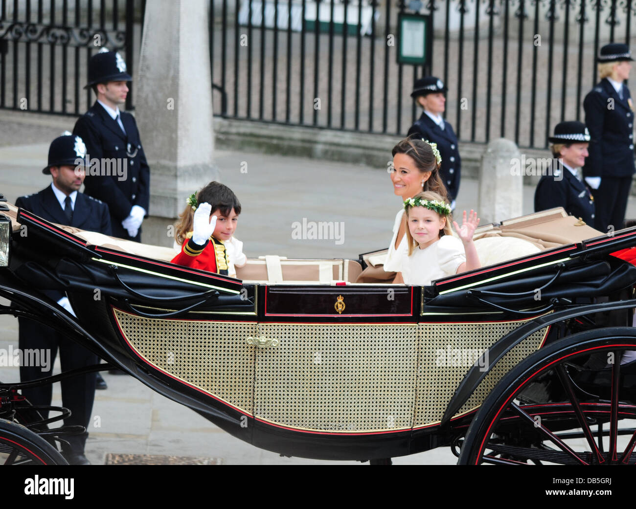 Pippa Middleton, Schwester der Braut, verlässt mit Seite-Boy William Lowther-Pinkerton und Brautjungfer Margarita Armstrong-Jones die Hochzeit von Prinz William und Catherine Middleton - Westminster Abbey London, England - 29.04.11 Stockfoto