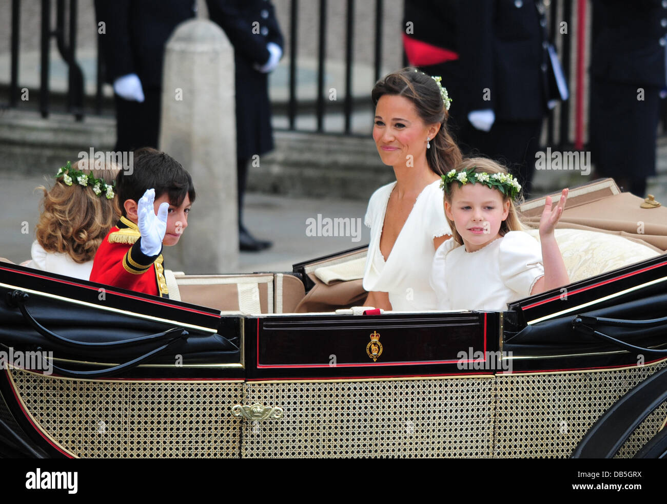 Pippa Middleton, Schwester der Braut, verlässt mit Seite-Boy William Lowther-Pinkerton und Brautjungfer Margarita Armstrong-Jones die Hochzeit von Prinz William und Catherine Middleton - Westminster Abbey London, England - 29.04.11 Stockfoto