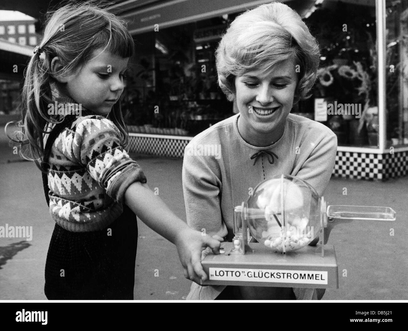 Spiel, Lotterie, Mutter und Kind mit Miniatur-Lotterierad, batteriebetrieben, 27.9.1966, Additional-Rights-Clearences-not available Stockfoto
