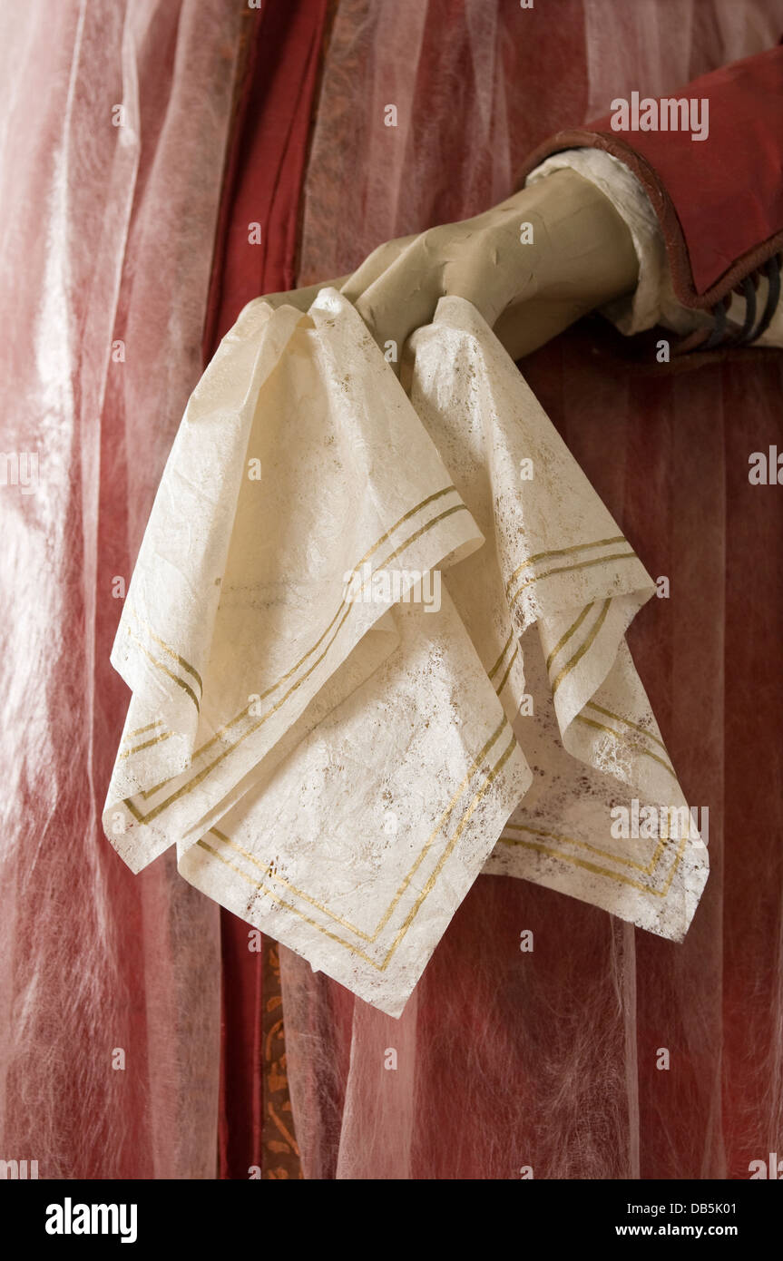 Nahaufnahme von Schaufensterpuppe in Papier-Kostüm mit Taschentuch Stockfoto