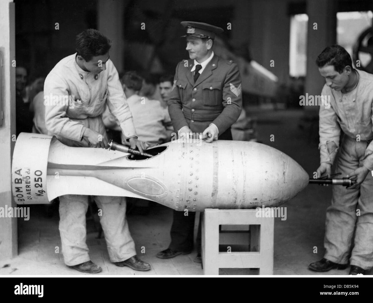Militär, Italien, Luftwaffe, Flugschule der Regia Aeronautica, Unterricht mit 250 kg Bombe, 1930er Jahre, Zusatzrechte-Freimachungen-nicht vorhanden Stockfoto