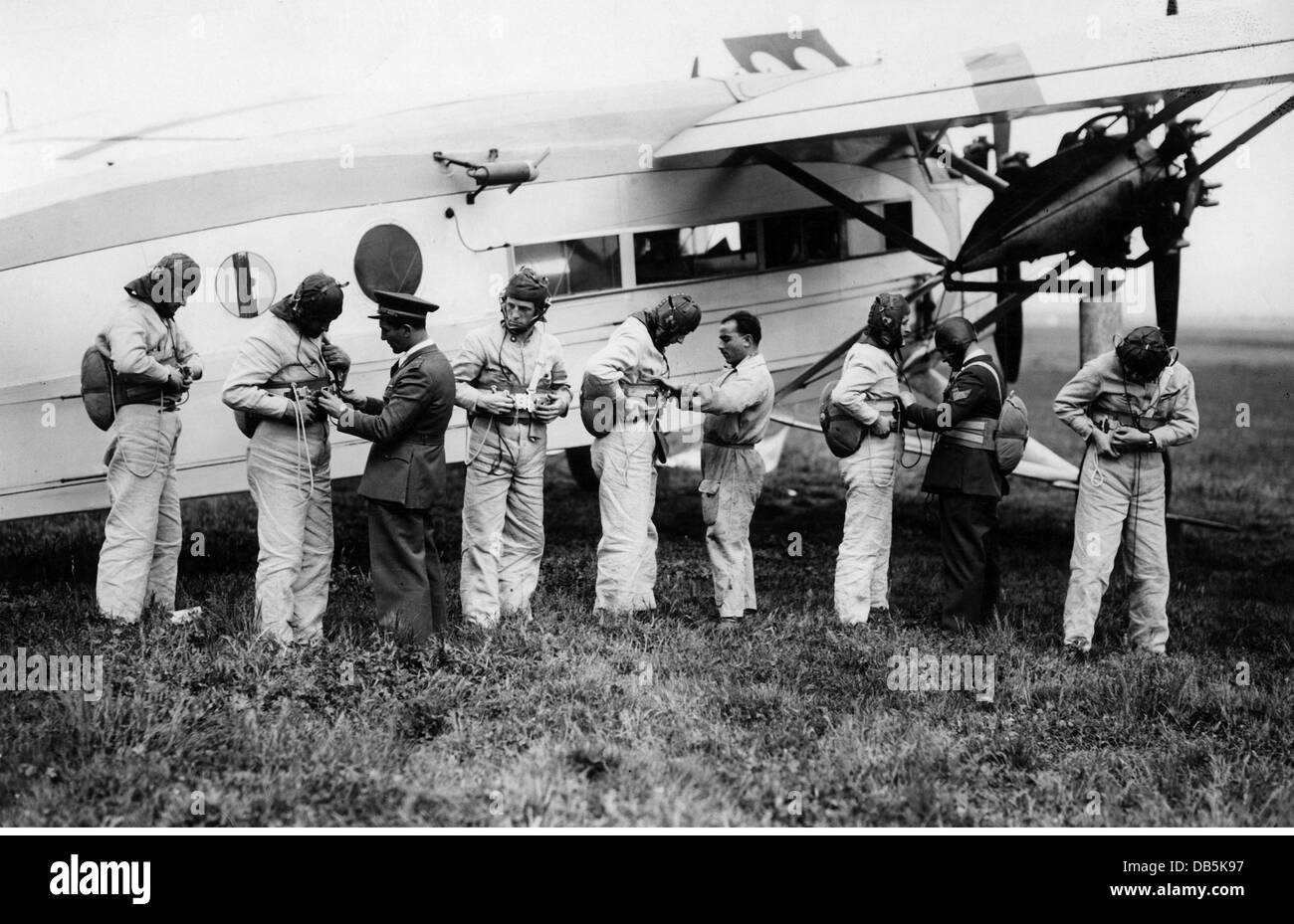 Militär, Italien, Luftwaffe, Flugschule der Regia Aeronautica, Funker, die sich auf einen Flug vorbereiten, 1930er Jahre, Zusatzrechte-Abfertigung-nicht verfügbar Stockfoto