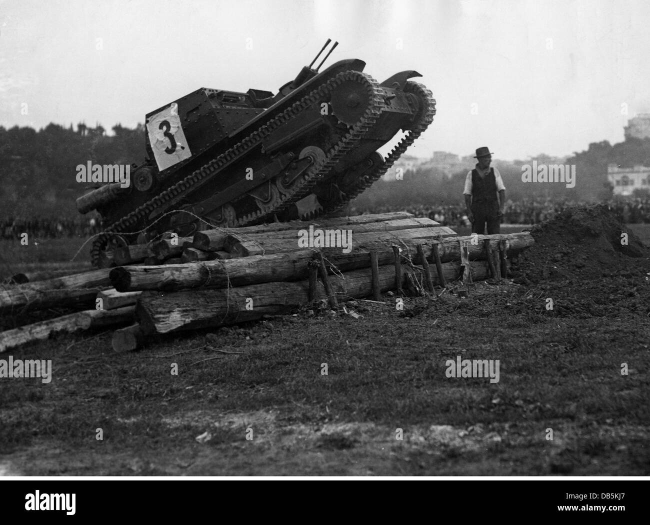 Militär, Italien, Armee, Panzerrennen in Italien, 1936, eine Tankette Carro Veloce CV-35 (L3/35) beim Klettern über ein Hindernis, Zusatzrechte-Freiences-nicht verfügbar Stockfoto