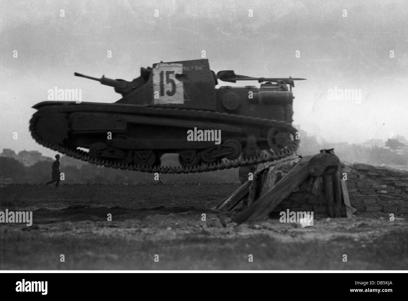 Militär, Italien, Armee, Panzerrennen in Italien, 1936, eine Tankette Carro Veloce CV-35 (L3/35) 'fliegen' über ein Hindernis, Zusatzrechte-Freiflüge-nicht verfügbar Stockfoto