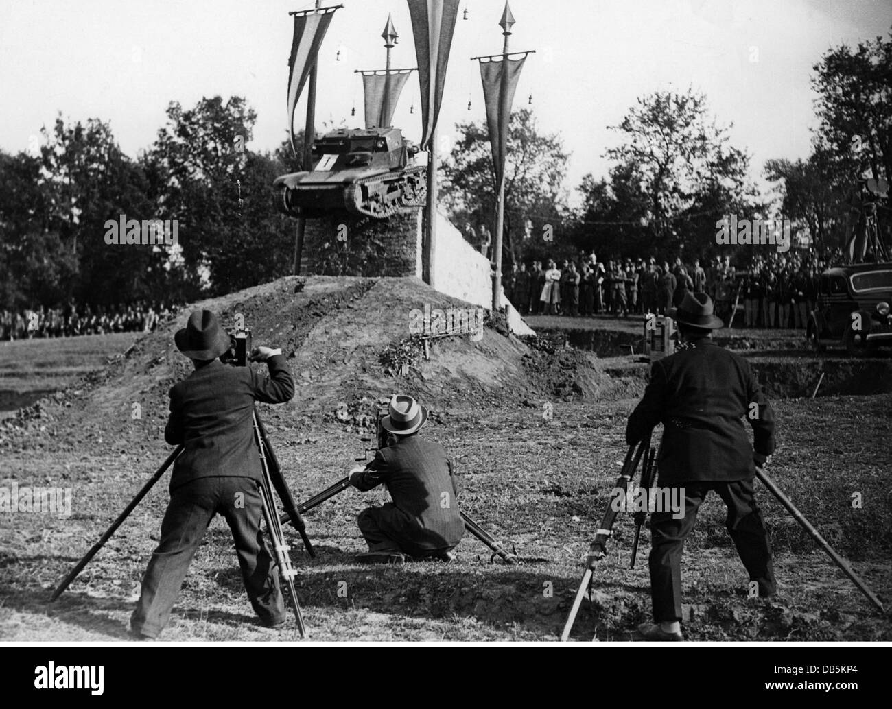 Militär, Italien, Armee, Panzerrennen in Italien, 1936, eine Tankette Carro Veloce CV-35 (L3/35) beim Klettern über ein Hindernis, Zusatzrechte-Freiences-nicht verfügbar Stockfoto
