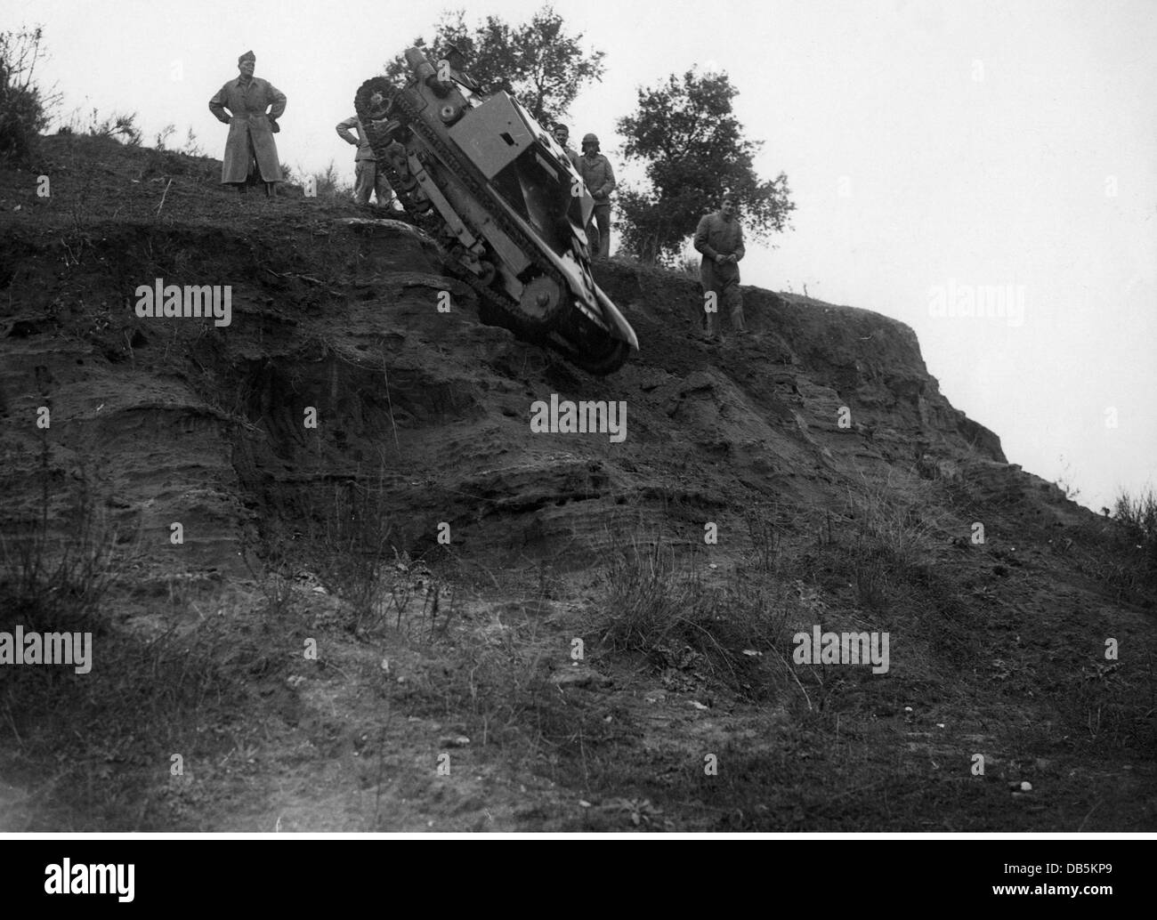 Militär, Italien, Armee, Panzerrennen in Italien, 1936, eine Tankette Carro Veloce CV-35 (L3/35) rollt eine Steigung hinunter, zusätzliche-Rechte-Clearences-nicht verfügbar Stockfoto