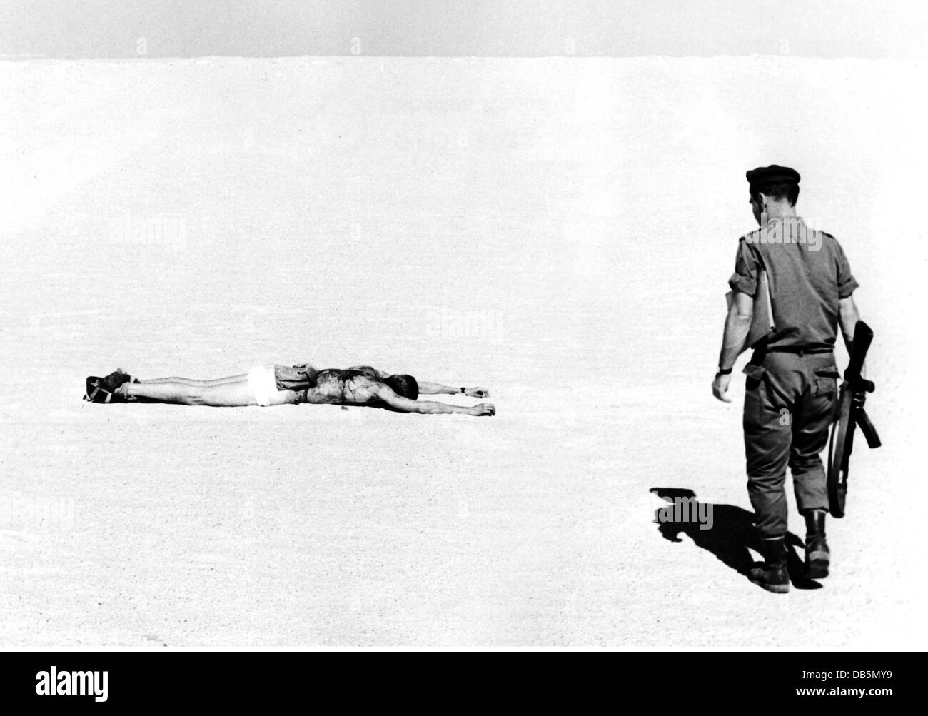Militär, Israel, Armee, israelischer Soldat Auffinden eines verwundeten Ägypters in der Wüste, Sinai, Ende der 1960er Jahre, , zusätzliche-Rechte-Clearences-nicht verfügbar Stockfoto
