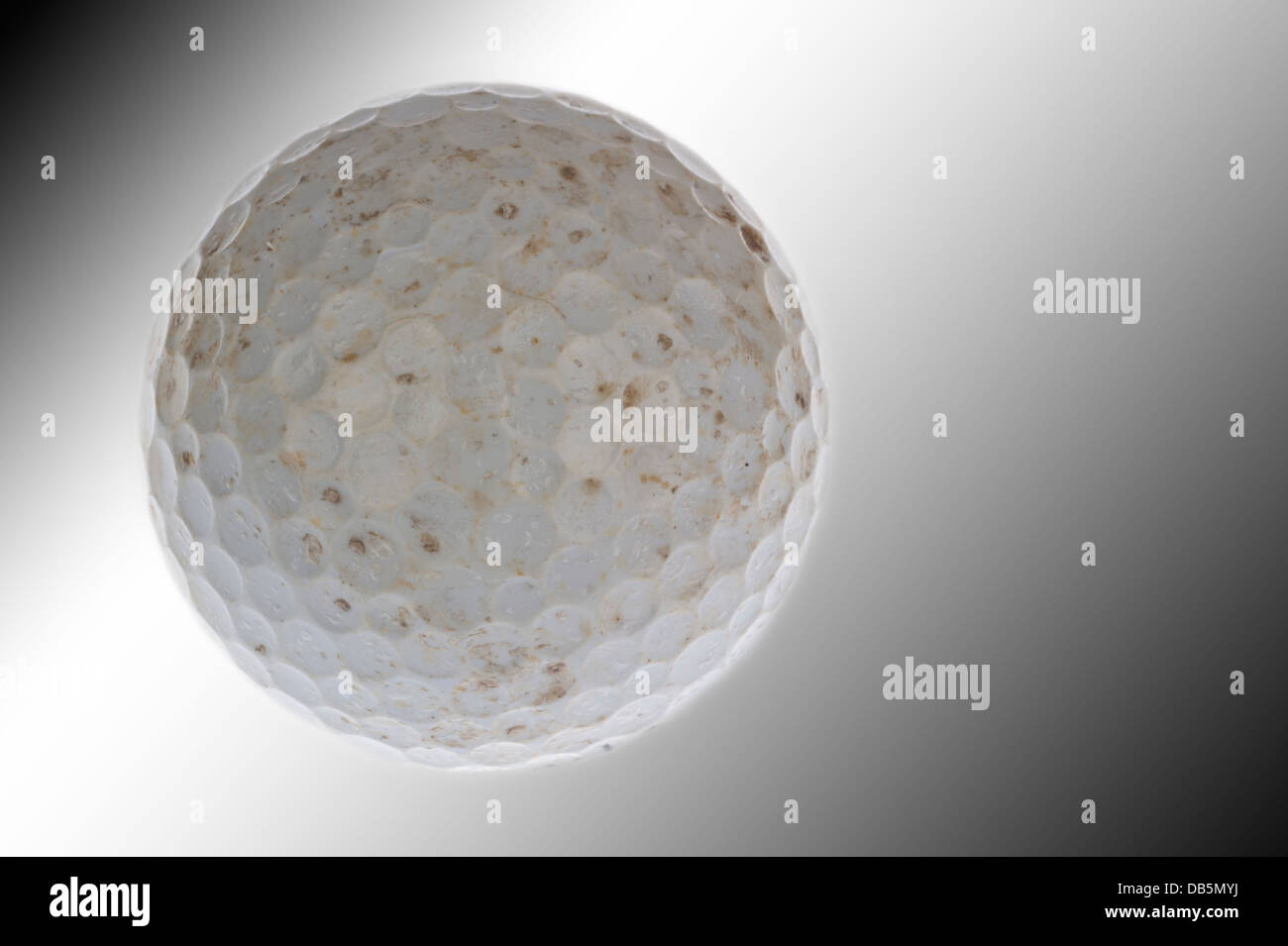 Abgenutzte und zerrissenen Golfball gebraucht und schmutzig und isoliert in weiß Stockfoto