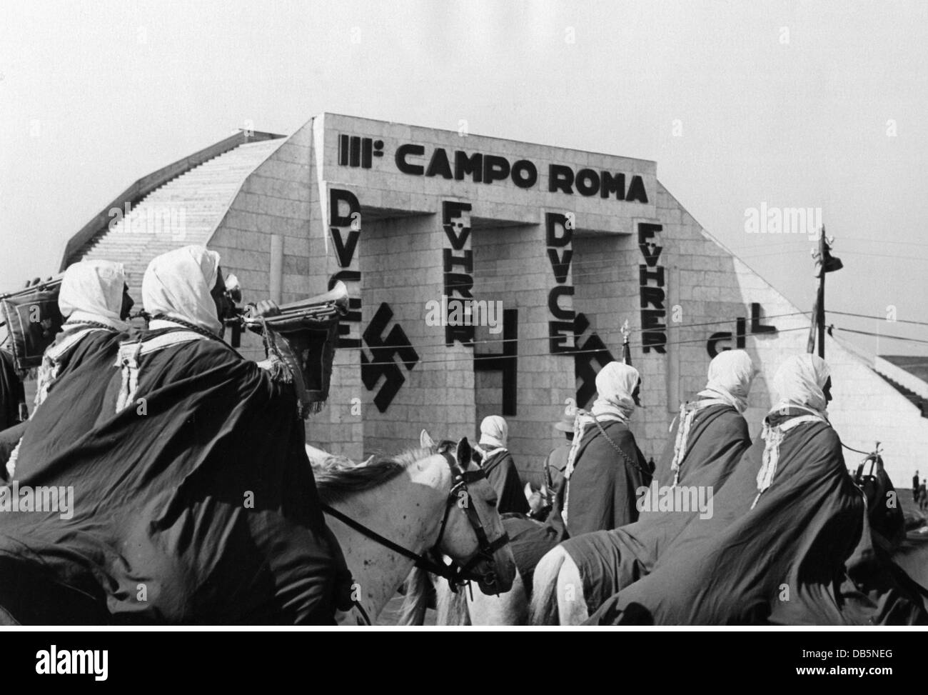 Geographie / Reisen, Italien, Politik, Faschismus, Truppen aus den italienischen Kolonien in Afrika bei einer Parade auf Campo Roma, anlässlich eines Staatsbesuchs Adolf Hitlers in Rom, Mai 1938, Zusatzrechte-Clearences-nicht vorhanden Stockfoto