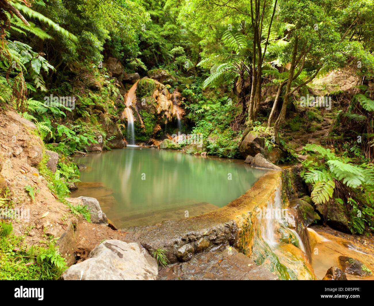 Caldeira Velha, einen Pool mit warmem Wasser aus einem Wasserfall. Langzeitbelichtung. Stockfoto