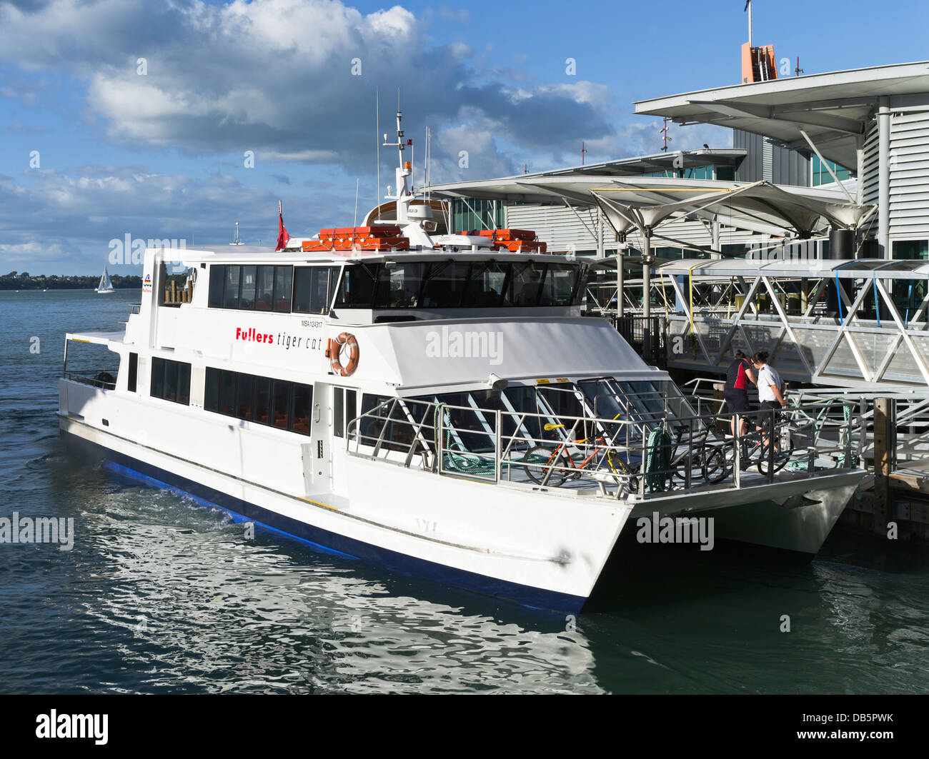 dh Passagierfähren Auckland Hafen AUCKLAND NEW ZEALAND Katamaran Fähre Fullers Tigerkatze Auckland waterfront Stockfoto