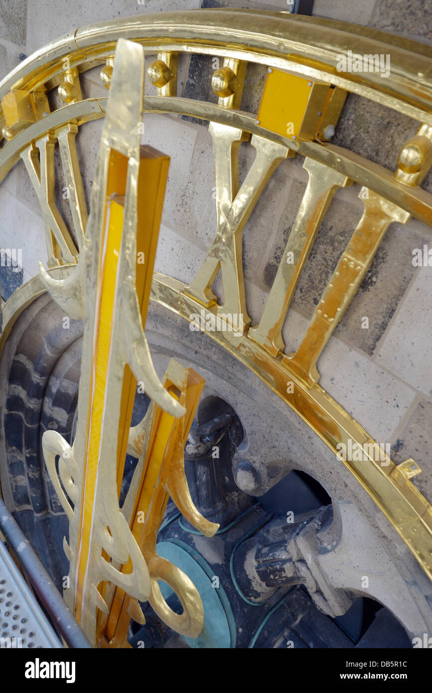 Eine erneute goldene Uhren glänzt an der Kaiser-Wilhelm-Gedächtniskirche am Breitscheidplatz-Platz in Berlin, Deutschland, 24. Juli 2013. Am 29. Juli ist die Entfernung des oberen Teils des Gerüstes geplant; die Entfernung des unteren Teils sind nur für Anfang 2014 geplant. Foto: RAINER JENSEN Stockfoto