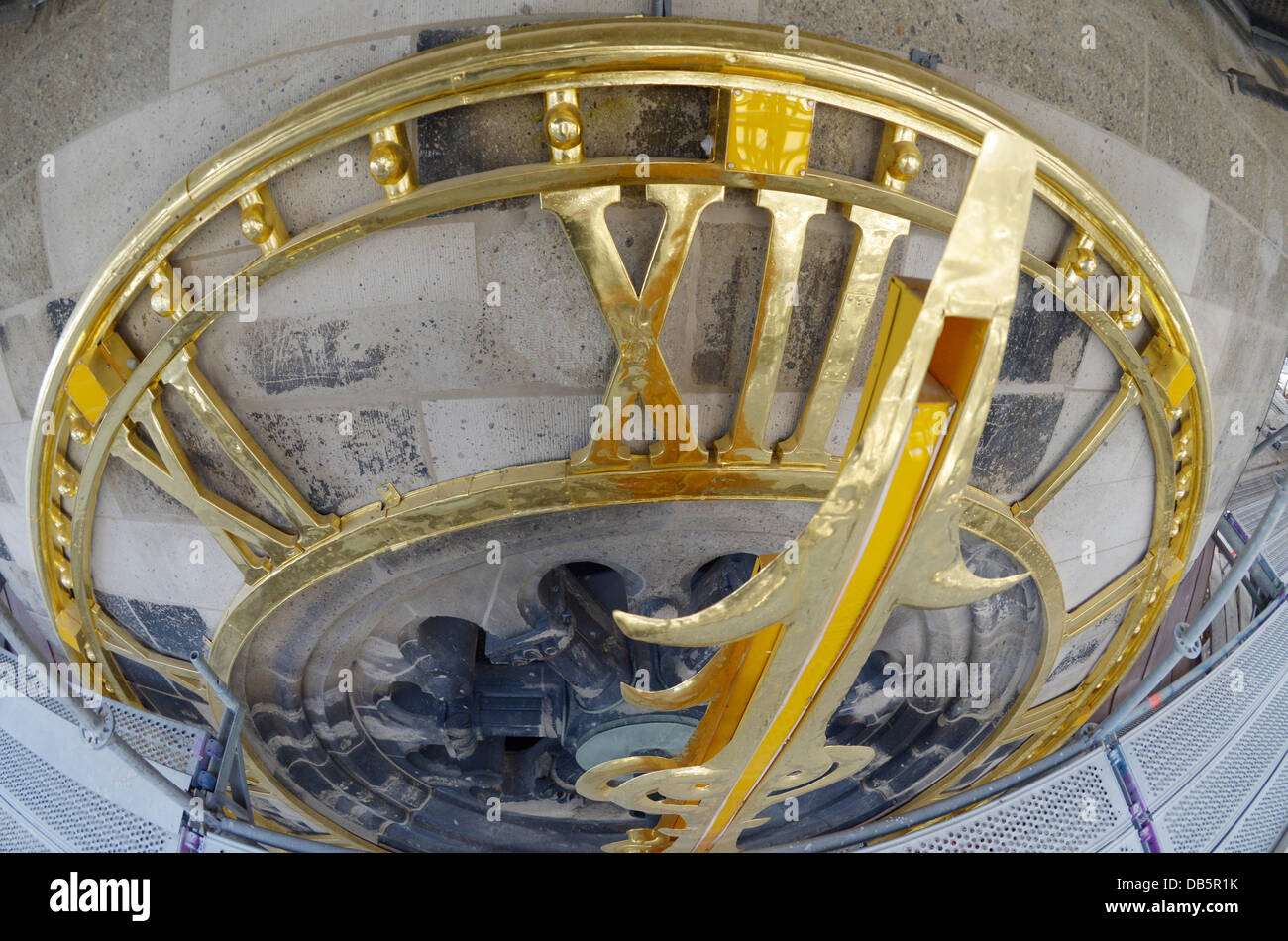 Eine erneute goldene Uhren glänzt an der Kaiser-Wilhelm-Gedächtniskirche am Breitscheidplatz-Platz in Berlin, Deutschland, 24. Juli 2013. Am 29. Juli ist die Entfernung des oberen Teils des Gerüstes geplant; die Entfernung des unteren Teils sind nur für Anfang 2014 geplant. Foto: RAINER JENSEN Stockfoto