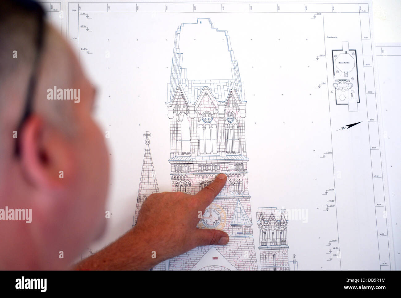 Projektleiter Raphael Abrell Gebäude zeigt den Teil des Gerüsts zuerst auf eine Konstruktionszeichnung des Kaiser-Wilhelm-Gedächtniskirche am Breitscheidplatz-Platz in Berlin, Deutschland, 24. Juli 2013 ausgebaut werden. Am 29. Juli ist die Entfernung des oberen Teils des Gerüstes geplant; die Entfernung des unteren Teils sind nur für Anfang 2014 geplant. Foto: RAINER JENSEN Stockfoto