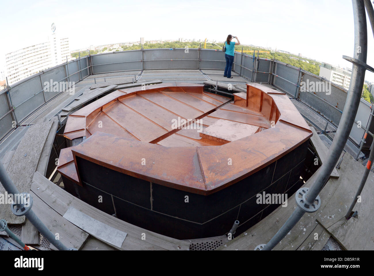 Neue Kupfer-Beläge sind die Kaiser-Wilhelm-Gedächtniskirche am Breitscheidplatz-Platz in Berlin, Deutschland, 24. Juli 2013 abgebildet. Am 29. Juli ist die Entfernung des oberen Teils des Gerüstes geplant; die Entfernung des unteren Teils sind nur für Anfang 2014 geplant. Foto: RAINER JENSEN Stockfoto
