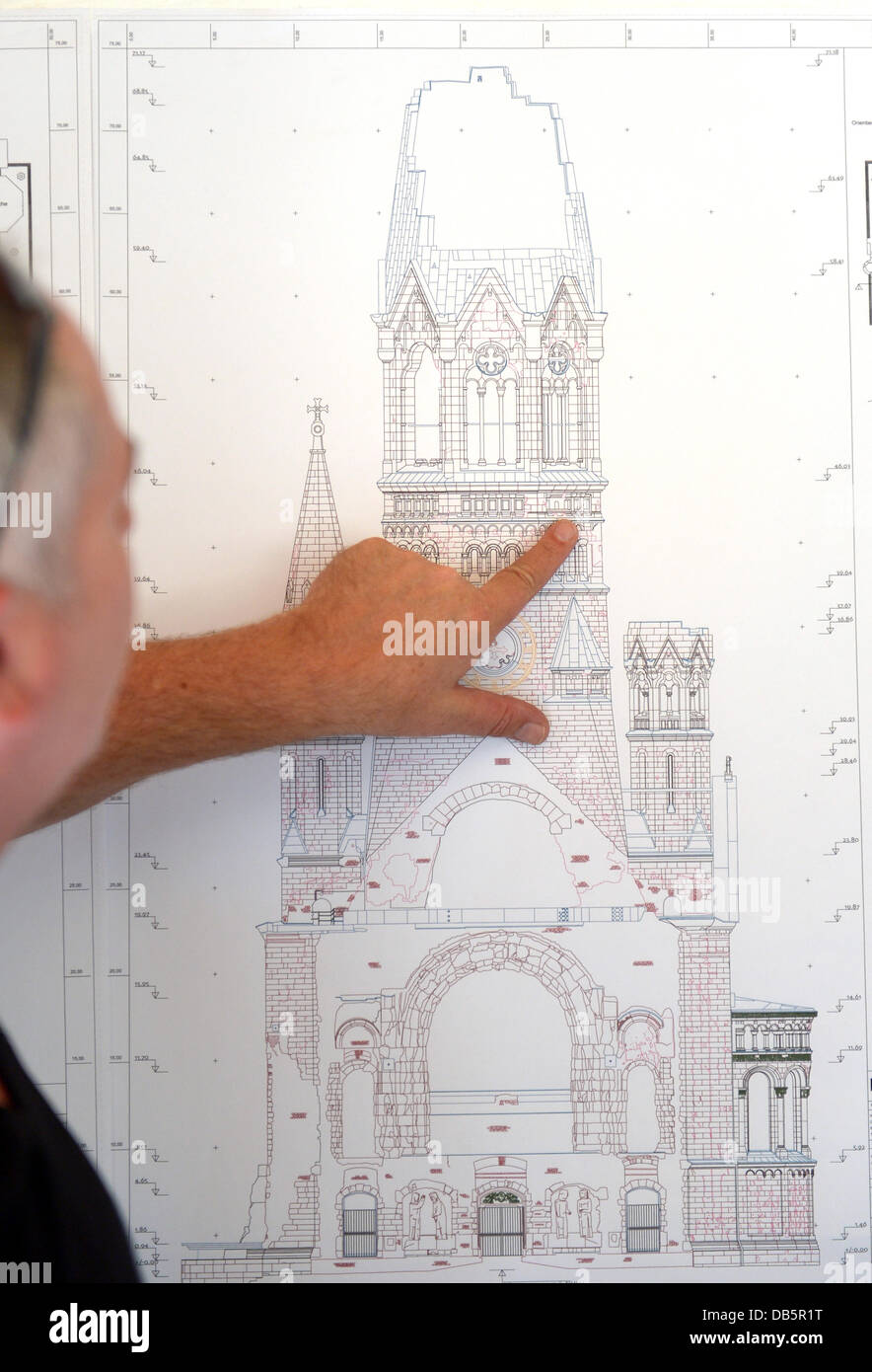 Projektleiter Raphael Abrell Gebäude zeigt den Teil des Gerüsts zuerst auf eine Konstruktionszeichnung des Kaiser-Wilhelm-Gedächtniskirche am Breitscheidplatz-Platz in Berlin, Deutschland, 24. Juli 2013 ausgebaut werden. Am 29. Juli ist die Entfernung des oberen Teils des Gerüstes geplant; die Entfernung des unteren Teils sind nur für Anfang 2014 geplant. Foto: RAINER JENSEN Stockfoto