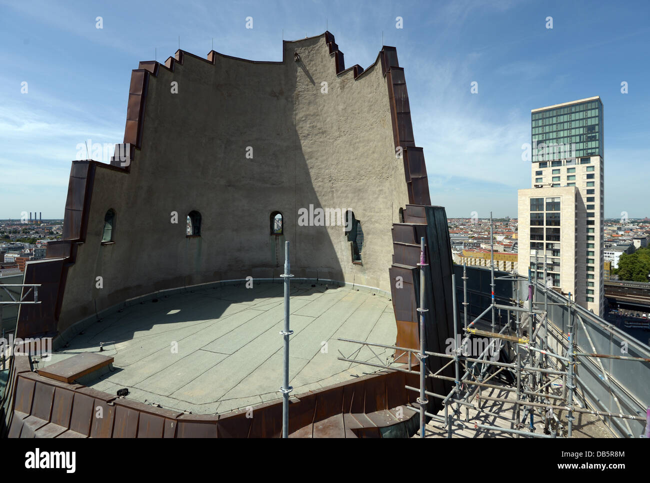 Neue Kupfer-Beläge sind die Kaiser-Wilhelm-Gedächtniskirche am Breitscheidplatz-Platz in Berlin, Deutschland, 24. Juli 2013 abgebildet. Am 29. Juli ist die Entfernung des oberen Teils des Gerüstes geplant; die Entfernung des unteren Teils sind nur für Anfang 2014 geplant. Foto: RAINER JENSEN Stockfoto