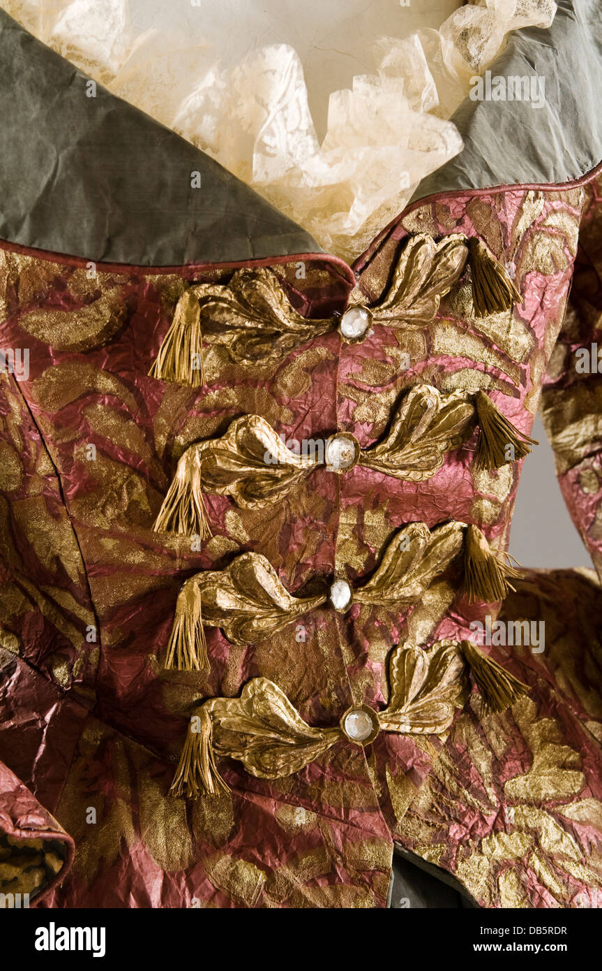 Nahaufnahme des Oberteiles auf Kleid von Schaufensterpuppe in Papier-Kostüm Stockfoto