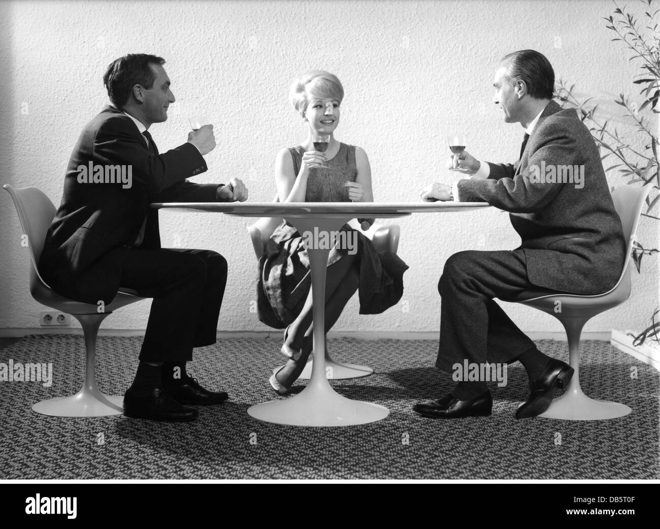 Einrichtung, Möbel, runder Esstisch 'Tulip', Design von Eero Saarinen, Verkäuferin bei Kunden im Möbelgeschäft, 1958/1959, Zusatzrechte-Abferungen-nicht vorhanden Stockfoto