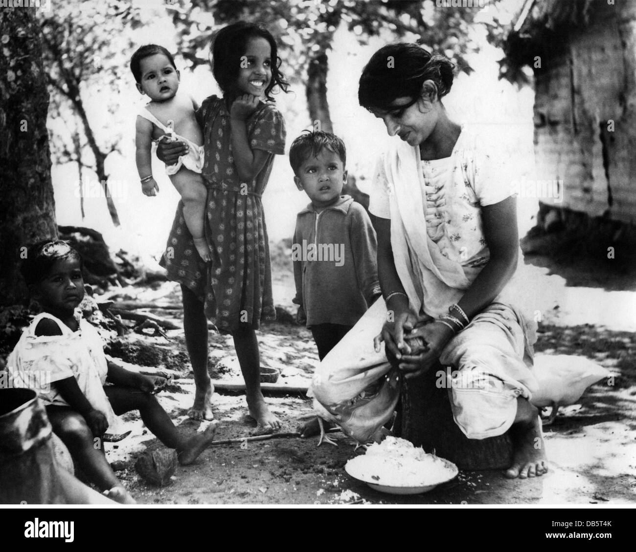 Geographie / Reisen, Fidschi, Menschen, Ureinwohner mit Kindern, offene Kokosnüsse, um 1960, Additional-Rights-Clearences-not available Stockfoto