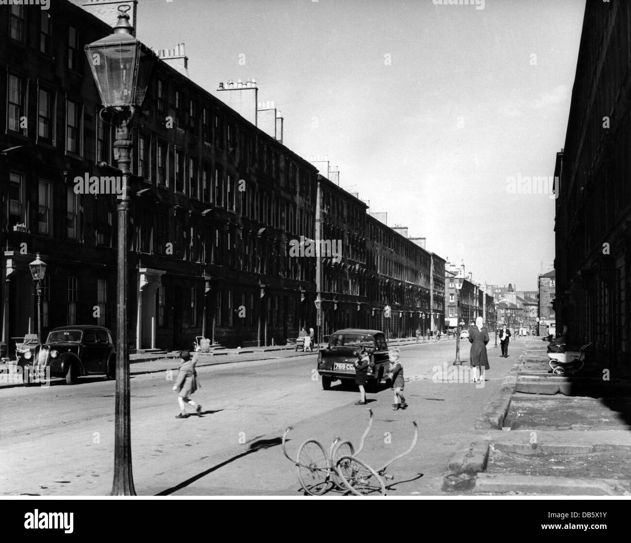 Geographie / Reisen, Großbritannien, Glasgow, Straßenszenen, Gorbal Slums, 1960er, 60er, 20. Jahrhundert, historisch, Westeuropa, Schottland, Slum, Slums, Armenviertel, Armenviertel, Armenviertel, Armenviertel, Elend, Armut, Kasernen, schmucklos, überfüllten Mietshaus, Straßenszenen, Straßenszenen, Fußgänger, Passanten, Passanten, Passanten, Auto, Autos, Menschen, nicht-Zusatzrechte-Clearences Stockfoto