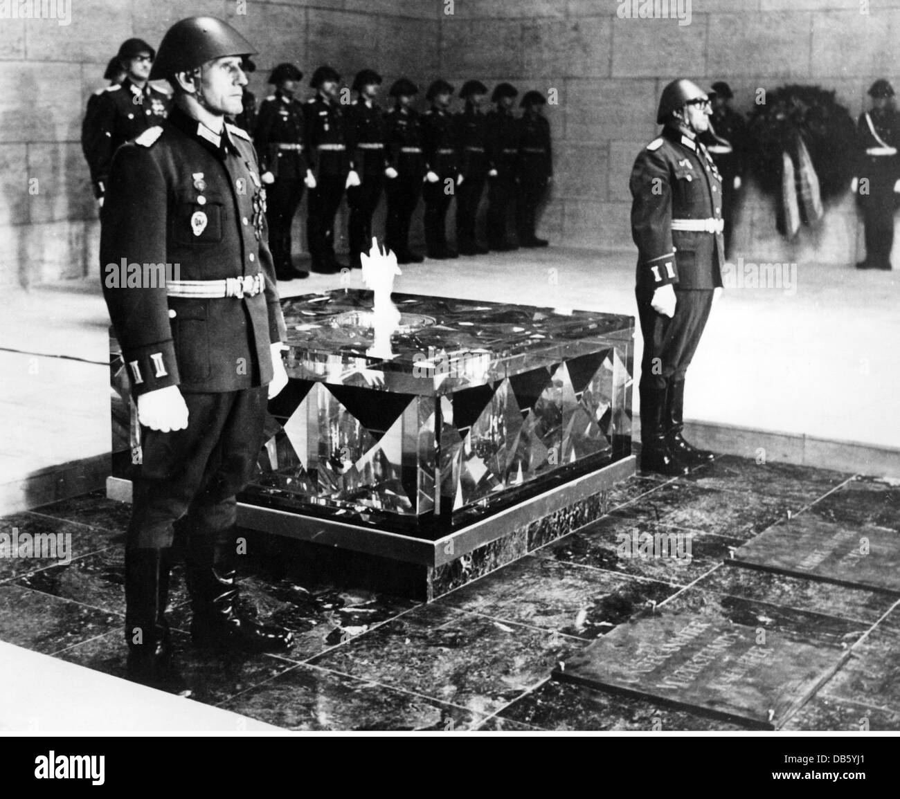 Militär, Deutschland, Nationale Volksarmee, Zeremonien, Weihe des Grabes des unbekannten Soldaten, Ehrenwache am Denkmal für die Opfer des Faschismus und Militarismus, unter den Linden, Ost-Berlin, 20. Jahrestag der DDR, 6.10.1969, Zusatzrechte-Clearences-nicht vorhanden Stockfoto